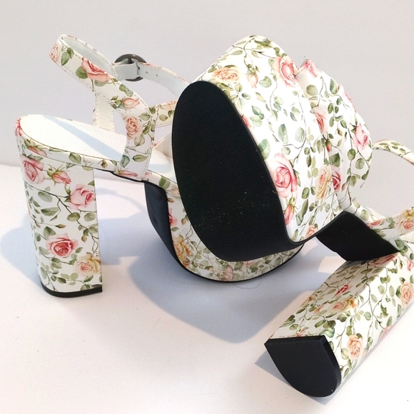 Love At Evey Corner Platforms - Picture 7 of 7